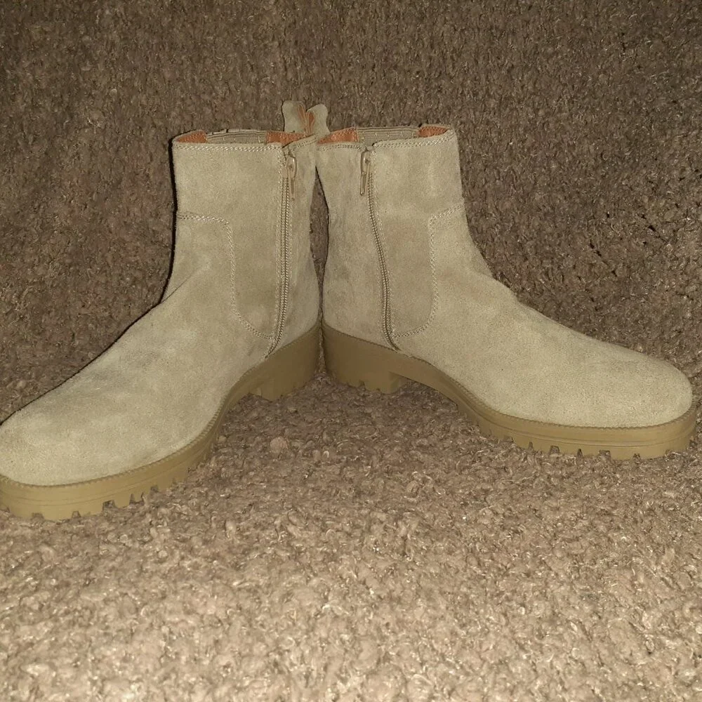 LUCKY BRAND-Hazyl-Tan/Beige Suede-Lug Sole Ankle Boots-Sz 9.5-Excellent - Picture 4 of 8